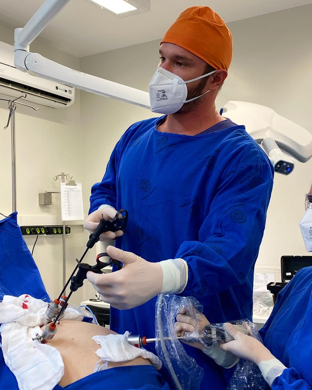 Cirurgia videolaparoscópica — Dr. Altair Seemann Jr.